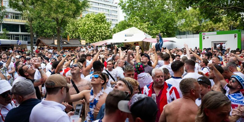 Englische Fans feiern vor dem EM-Finale in Berlin. - Foto: Christophe Gateau/dpa