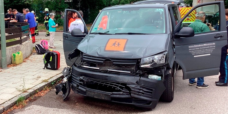 FW-M: Umgestürzter Kleintransporter blockiert Fahrbahn (Hadern) - Foto: presseportal.de