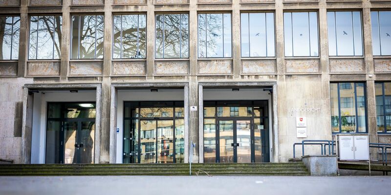 War es Mord? Zwei Brüder starben bei einem Unfall wegen eines verbotenen Autorennens. Am Landgericht Hannover wird der Fall erneut verhandelt, weil der Bundesgerichtshof das vorherige Urteil aufgehoben hat. (Archivbild) - Foto: Moritz Frankenberg/dpa