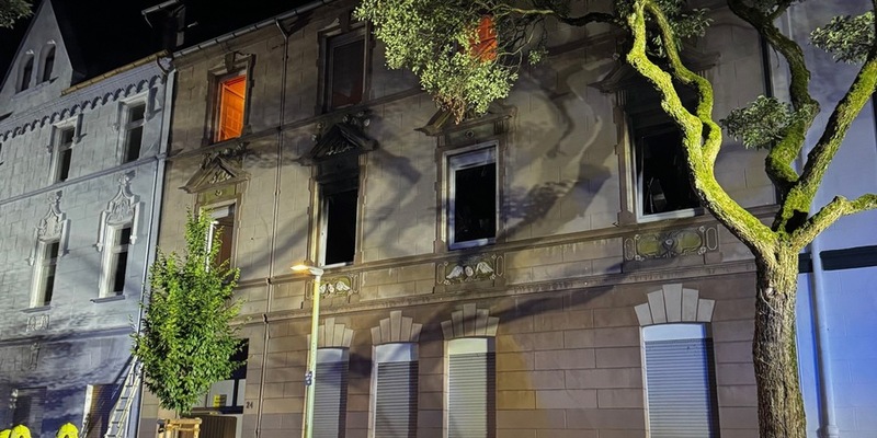 FW-GE: Ausgedehnter Wohnungsbrand in Gelsenkirchen-Rotthausen - eine Person über tragbare Leiter gerettet und eine weitere Person vermisst - Foto: presseportal.de