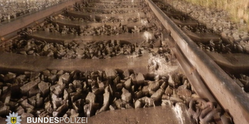 Bundespolizeidirektion München: Betrunkener stürzt ins Gleis / Triebfahrzeugführer erleidet Schock - Foto: presseportal.de