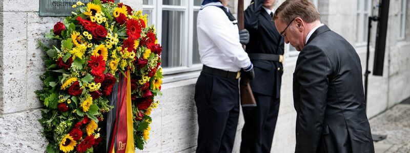 Boris Pistorius (SPD), Bundesminister der Verteidigung, steht am Nationalen Gedenktag an den Widerstand im Ehrenhof des Bendlerblocks vor dem Gedenkkranz. (Archivfoto) - Foto: Fabian Sommer/dpa