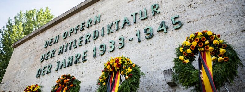 Gedenkkränze stehen am Ende einer Feierstunde der Bundesregierung sowie der Stiftung 20. Juli 1944 anlässlich des 78. Jahrestages des Attentats- und Umsturzversuchs gegen Hitler in der Gedenkstätte Berlin-Plötzensee. (Archivfoto) - Foto: Christoph Soeder/dpa