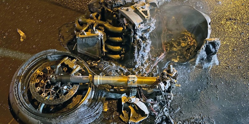 POL-REK: 240718-1: Motorrad fast vollständig ausgebrannt - Zeugensuche - Foto: presseportal.de