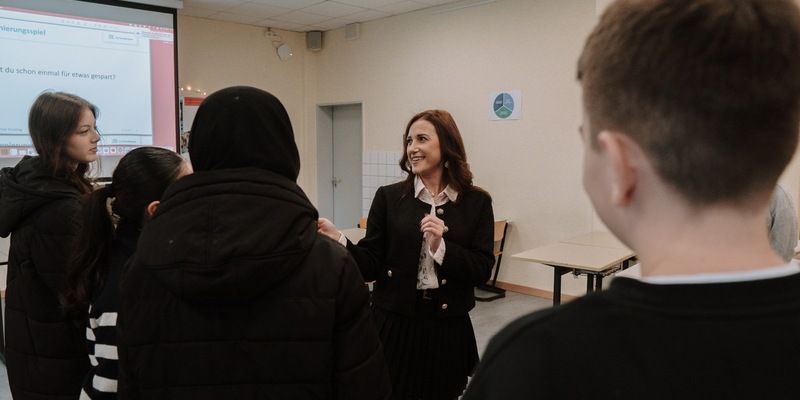 Emilia Bolda von Investiere.Dich.Frei: Warum der Börsenexpertin finanzielle Bildung an Schulen eine Herzensangelegenheit ist - Foto: presseportal.de