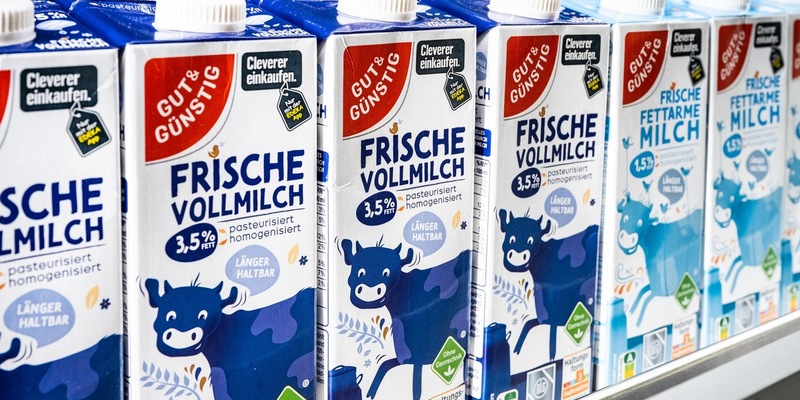 Wichtiger Meilenstein in der Tierwohl-Strategie erreicht / EDEKA-Verbund bezieht erstmals mehr als eine Milliarde Liter Milch aus Haltungsform 3 oder höher - Foto: presseportal.de
