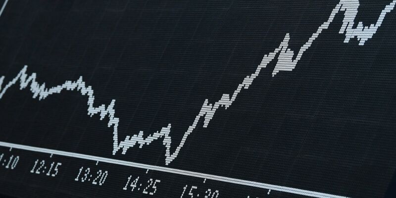 Bei der Ermittlung des Geldvermögens kommt es auch auf die Aktienkurse an. (Archivfoto) - Foto: Arne Dedert/dpa