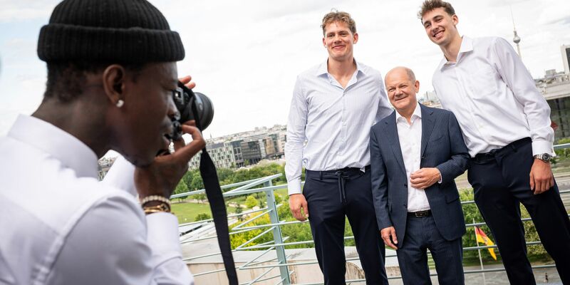 Bundeskanzler Olaf Scholz im Gespräch mit den deutschen Basketbellerinnen. - Foto: Guido Bergmann/Presse- und Informationsamtes der Bundesregierung (BPA)/dpa