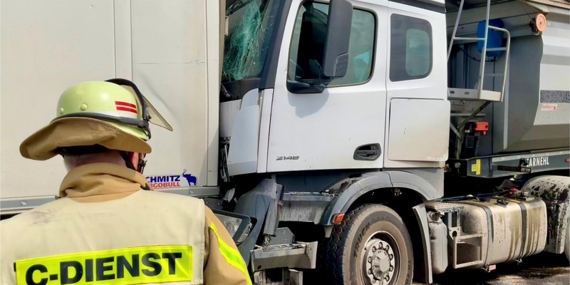 FW-GLA: Verkehrsunfall mit zwei LKW auf der BAB2 - Foto: presseportal.de