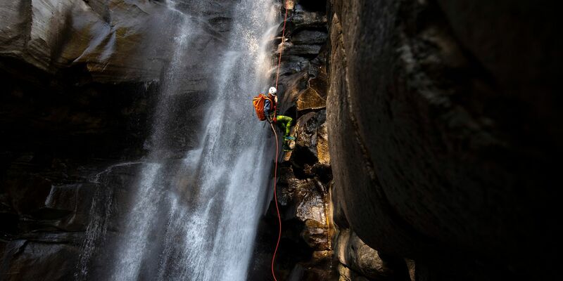 Laut Polizei seilte sich ein Teilnehmer an einer 25 Meter hohen Stelle ab - danach wurde er tiefer in die Schlucht hinein abgetrieben. (Illustration) - Foto: Pablo Gianinazzi/TI-PRESS/dpa