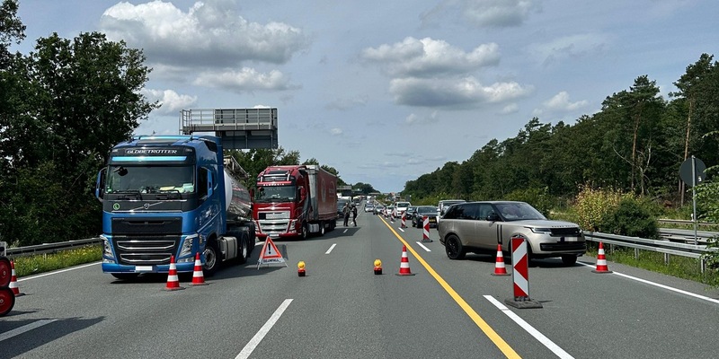 FW Helmstedt: Unfall mit Motorrad - Erneut Probleme mit Rettungsgasse - Foto: presseportal.de