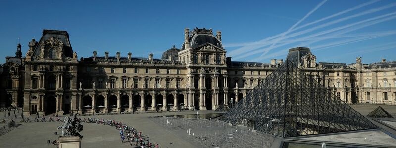 Der Louvre gehört zu den Einrichtungen, die bei der Eröffnung der Olympischen Sommerspiele geschlossen bleiben. (Archivfoto) - Foto: Christophe Petit-Tesson/EPA Pool via AP/dpa