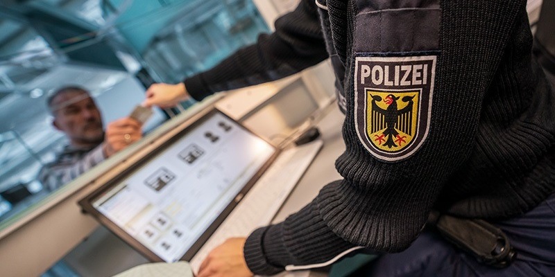 BPOLI EF: Fluggast äußert Schutzersuchen - Foto: presseportal.de