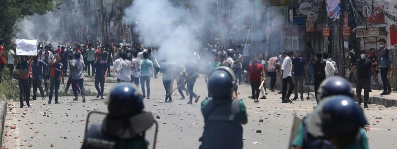 Tausende Studenten fordern ein Ende der Quoten. - Foto: Rajib Dhar/AP/dpa