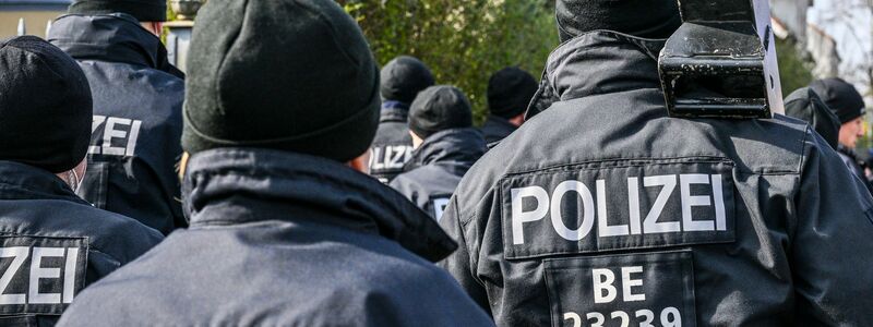 Immer wieder rückt die Polizei im Zusammenhang mit dem Clan-Milieu aus (Archivbild). - Foto: Jens Kalaene/dpa