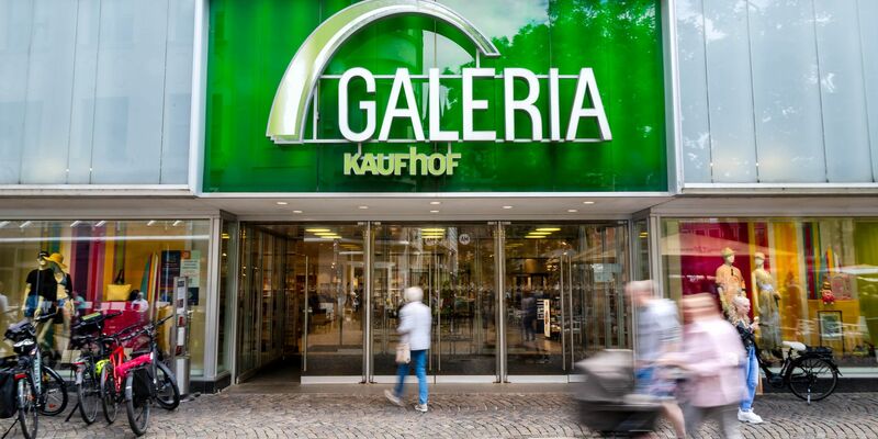 Eine Filiale der Kaufhauskette Galeria Kaufhof in der Fußgängerzone. Die Gewerkschaft Verdi hat ein Tarifangebot der Firma abgelehnt. (Archivbild) - Foto: Sina Schuldt/dpa