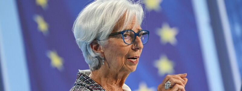 Die EZB rund um Präsidentin Christine Lagarde hat es nicht eilig mit der Zinswende und lässt die Leitzinsen konstant. - Foto: Arne Dedert/dpa