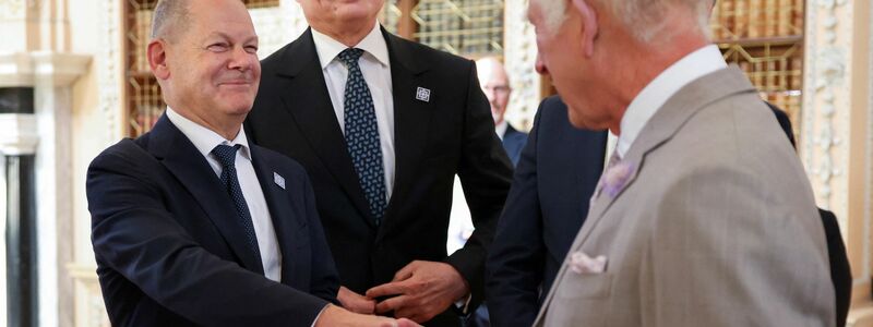 König Charles empfing die Teilnehmer des Gipfels in der prunkvollen Schloss-Bibliothek. - Foto: Hollie Adams/Reuters POOL/AP/dpa