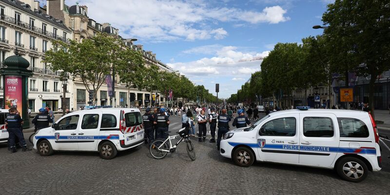 Nahe der Champs-Élysées sticht ein Mann auf einen Polizisten ein und wird niedergeschossen (Archivbild). - Foto: Aurelien Morissard/AP/dpa