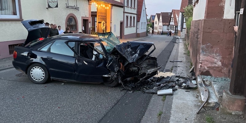 POL-PDLD: Gegen Hauswand gekracht - Foto: presseportal.de