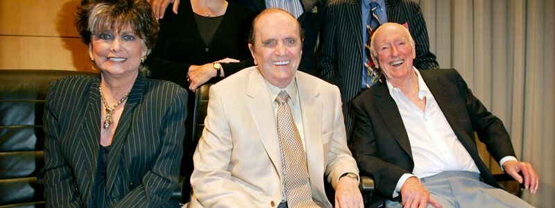 Bob Newhart (M) mit dem Team der «Bob Newhart Show». - Foto: Mark J. Terrill/AP/dpa