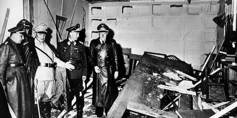 Mit einem Sprengsatz sollte Hitler getötet werden, doch die Operation Walküre scheiterte. An das Attentat vor 80 Jahren wurde im Verlauf der Zeit unterschiedlich erinnert. - Foto: Heinrich Hoffmann/UPI/dpa