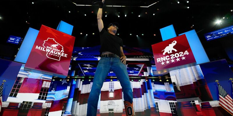 Kid Rock tut beim Parteitag der Republikaner seine Unterstützung für Trump kund - musikalisch. - Foto: Paul Sancya/AP/dpa