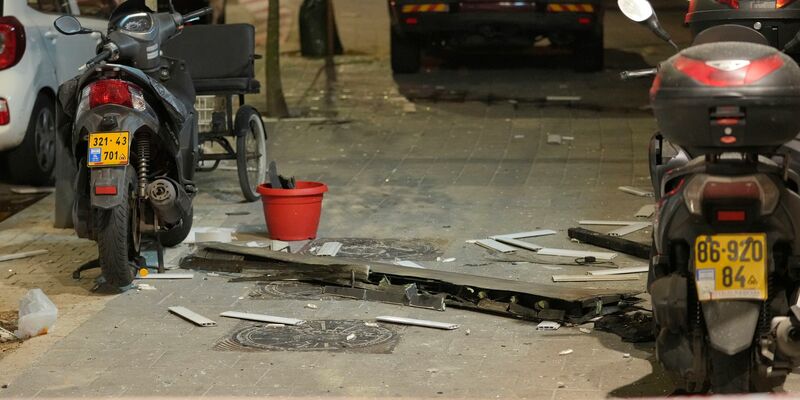 Polizei und Rettungskräfte am Ort der Explosion in Tel Aviv.  - Foto: Erik Marmor/AP