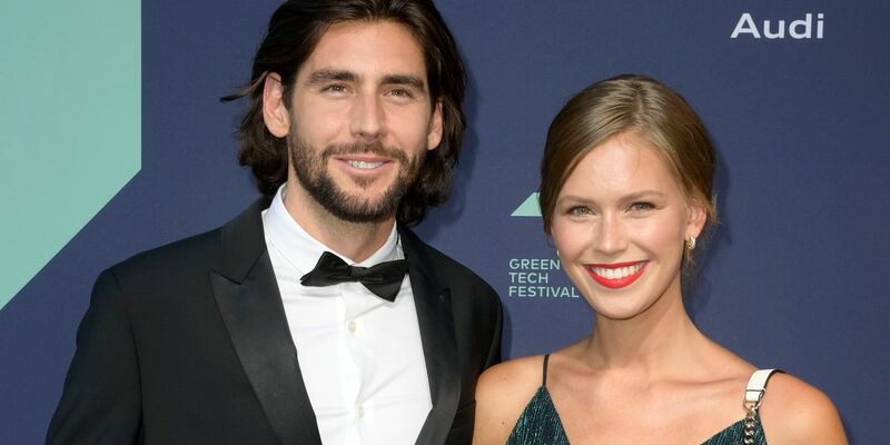 Freuen sich über ihr erstes Baby: Alvaro Soler und Melanie Kroll - Foto: Frederic Kern/Geisler-Fotopress/dpa