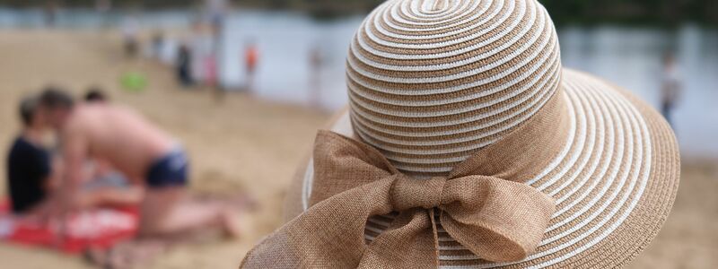 Im Sommer schützen Haare die Kopfhaut vor Sonnenstrahlen. Allerdings sind auch die Haare selbst anfällig für Schäden. Ein altbekanntes Mittel: Der Sonnenhut. (Symbolbild) - Foto: Sebastian Willnow/dpa