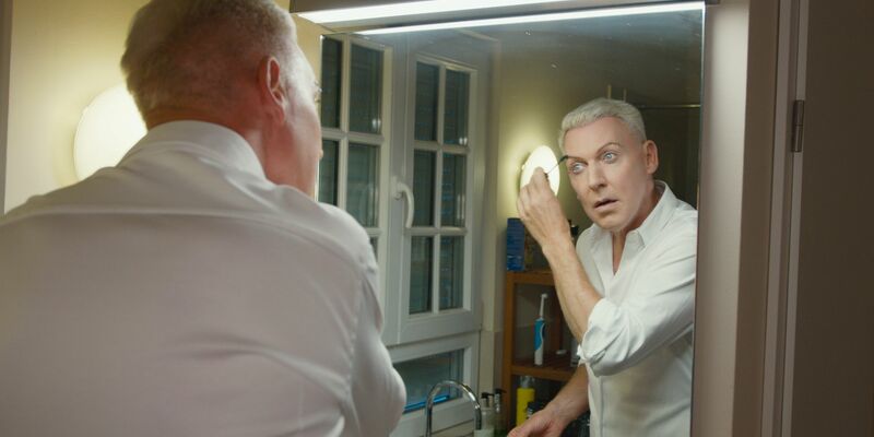 H. P. Baxxter bereitet sich auf die Show vor. - Foto: NDR/avanti media fiction/dpa