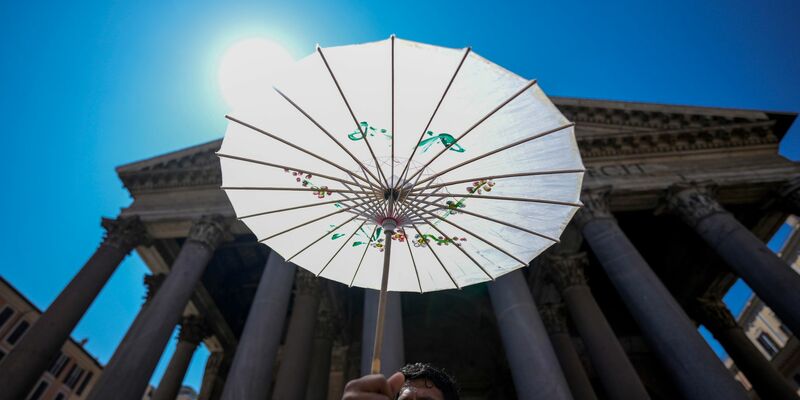 In Rom und anderen Städten gilt eine Hitzewarnung. - Foto: Andrew Medichini/AP/dpa