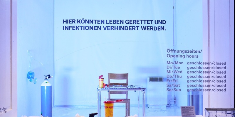 Todesfall wegen geschlossen: Bayerns erster Drogenkonsumraum ist nur durchs Schaufenster zu sehen - Foto: presseportal.de