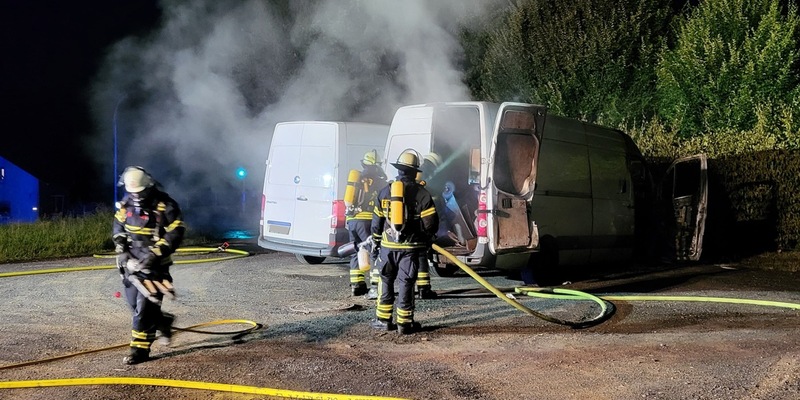 FW Königswinter: Zwei brennende Transporter in Sandscheid - Foto: presseportal.de