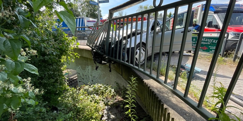 LPI-J: Fahrzeug bleibt nach Unfall im Brückengeländer stecken - Foto: presseportal.de