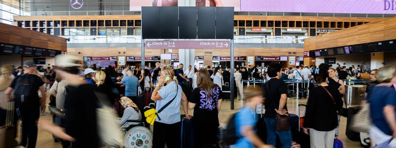 Am Berliner Flughafen BER fallen die Störung und der Ferienbeginn zusammen.   - Foto: Christoph Soeder/dpa