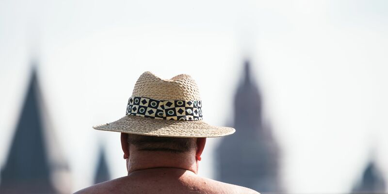Hüte und Sonnencreme nötig: Am Samstag kann es bis 34 Grad heiß werden (Archivbild).  - Foto: Andreas Arnold/dpa