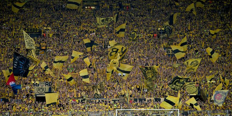 Die 36 Proficlubs der Fußball-Bundesliga und der 2. Bundesliga haben in der vergangenen Spielzeit so viele Tickets verkauft wie nie zuvor.  - Foto: Bernd Thissen/dpa