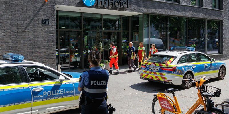 Zu den Hintergründen der Bluttat gibt es von der Polizei noch keine Informationen: Eine tote und eine schwerverletzte Person wurden in einem Mainzer Hotelzimmer gefunden. Auch die verletzte Person ist inzwischen tot. - Foto: Lando Hass/dpa