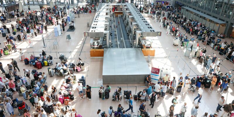 Passagiere von Eurowings können auf einen baldigen Normalbetrieb hoffen. - Foto: Bodo Marks/dpa