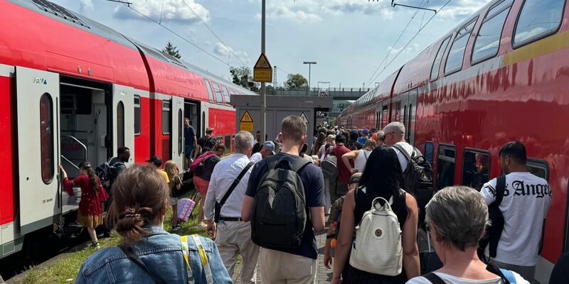 Für die gestrandeten Bahnreisenden wurde stellenweise Schienenersatzverkehr eingerichtet. (Foto-aktuell) - Foto: Kathrin Deckart/dpa