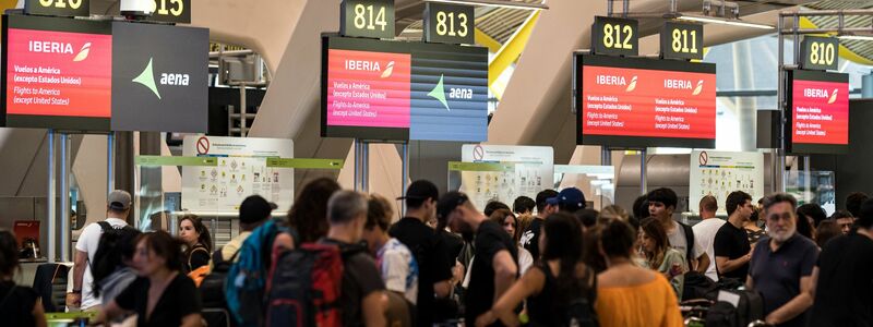 Für Flugreisende führten die Computerausfälle bei Airlines zu langen Wartezeiten an verschiedenen Flughäfen. - Foto: Diego Radamés/EUROPA PRESS/dpa