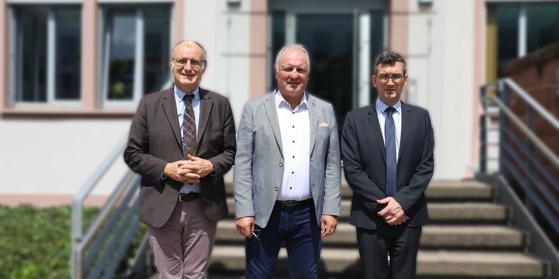 POL-OG: Offenburg - Operatives Meeting zwischen der französischen Polizei und dem Polizeipräsidium Offenburg. Beide französischen Generäle verabschieden sich mit beeindruckender Bilanz der Zusammenarbeit. - Foto: presseportal.de