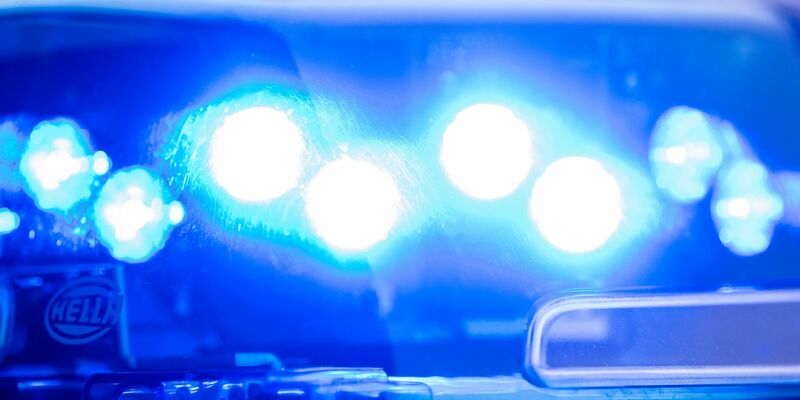 In der Volkshochschule in Wedel bei Hamburg wird ein Lehrer durch Stiche verletzt. (Symbolbild) - Foto: Lino Mirgeler/dpa