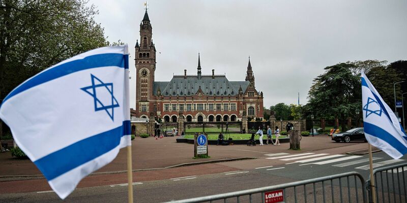 Pro-israelische Demonstranten protestieren vor dem höchsten Gericht der Vereinten Nationen. Der Internationale Gerichtshof legte eine Rechtsgutachten zur Besatzung Israels der palästinenischen Gebiete vor. - Foto: Lina Selg/ANP/dpa
