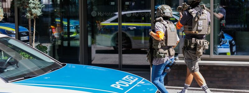 Eine Frau und ein Mann sterben an ihren schweren Verletzungen in einem Hotel in der rheinland-pfälzischen Landeshauptstadt. - Foto: Lando Hass/dpa