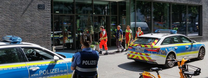 Zu den Hintergründen der Bluttat gibt es von der Polizei noch keine Informationen: Eine tote und eine schwerverletzte Person wurden in einem Mainzer Hotelzimmer gefunden. Auch die verletzte Person ist inzwischen tot. - Foto: Lando Hass/dpa