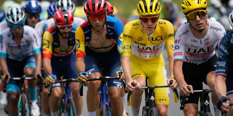 Tadej Pogacar führt das Gesamtklassement der Tour de France klar an. - Foto: Jerome Delay/AP/dpa