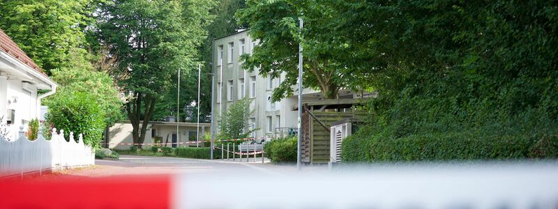 Polizeihund nach Bluttat in Wedeler Volkshochschule auf Spurensuche. - Foto: Daniel Bockwoldt/dpa