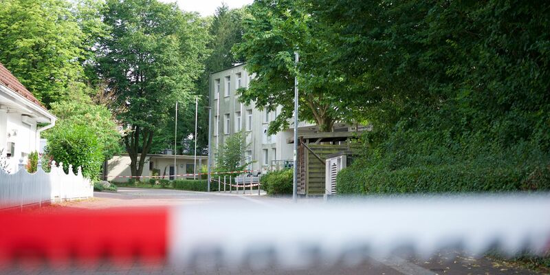 Nach der Attacke sichern Polizisten das Gelände - Foto: Daniel Bockwoldt/dpa